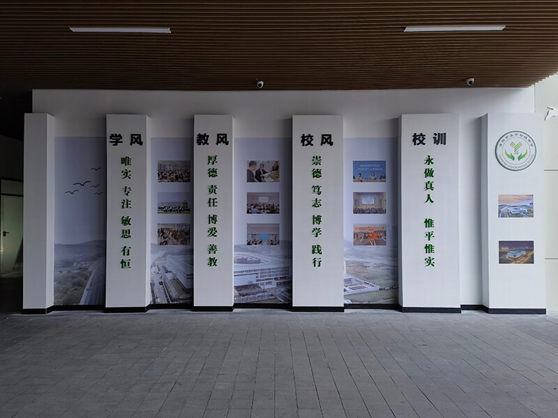 校園文化長(zhǎng)廊是一道亮麗的風(fēng)景線(xiàn)，教書(shū)育人【標(biāo)識(shí)標(biāo)牌廠(chǎng)家】
